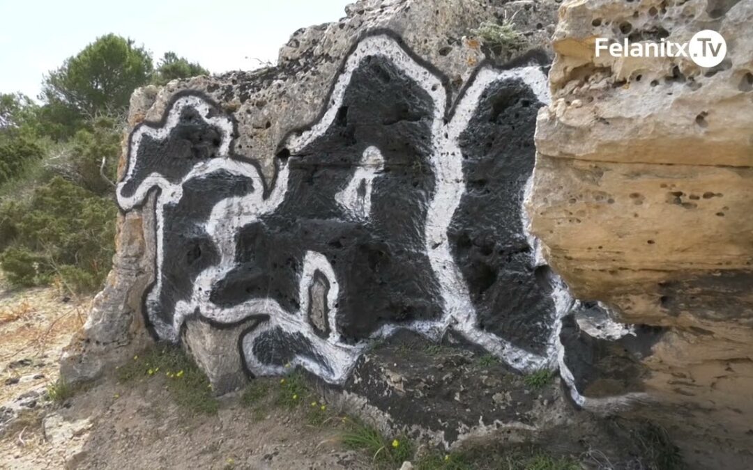 Pintades vandàliques a la cova prehistòrica de Cala sa Nau